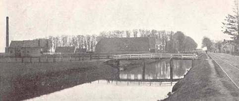 Rechts op de foto gemaal 'De Buitenlanden' en het waterschapskantoor. In het midden de boerderij van Wiertsema. Helemaal rechts de tramrails die door het Westeind(e) hebben gelopen. (Foto: eigen verzameling).